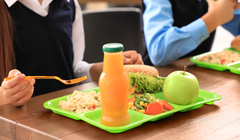 В каких районах Лондона больший процент детей получает бесплатные школьные обеды?