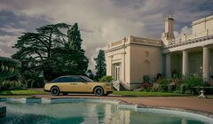 Rolls-Royce выпустил автомобиль по мотивам фильма о Джеймсе Бонде. Внутри — настоящий золотой слиток