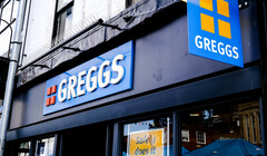 Пекарня Greggs в Лондоне запретила покупателям пользоваться наушниками и телефонами