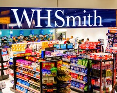 WH Smith планирует закрыть большинство своих магазинов и продать бизнес 