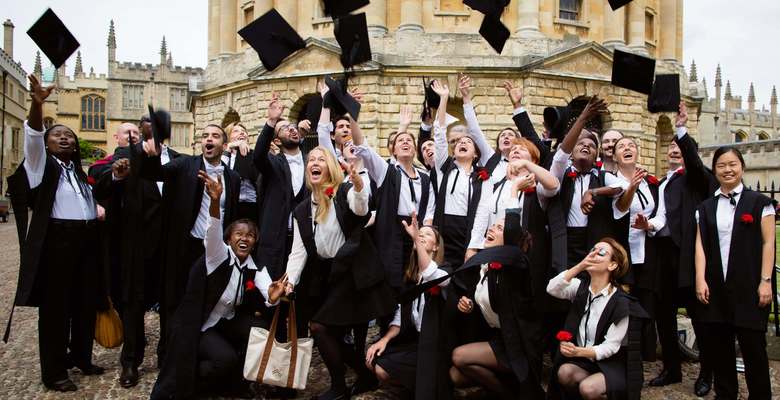 Куда пойти учиться: 7 различий между Оксфордом и Кембриджем